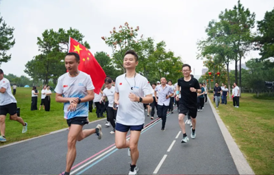 同心筑梦 共庆华诞丨LETOU乐投第四届“欢乐迎国庆 环湖健步走”活力开启